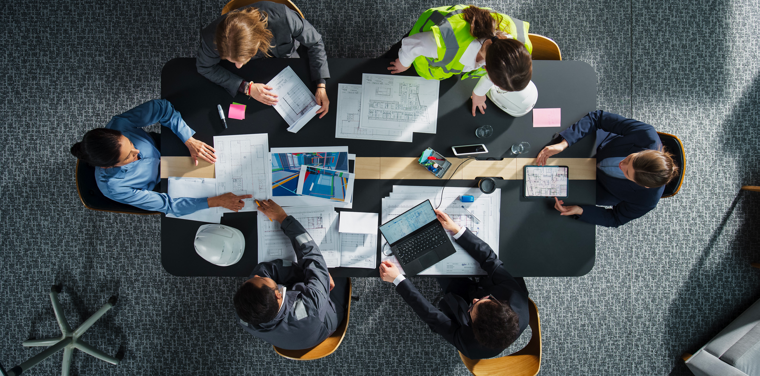 Persone lavorano insieme attorno ad un tavolo