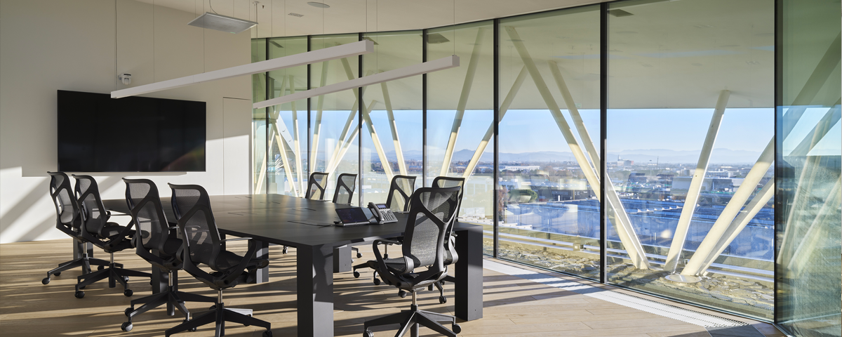 Sala riunioni con vetrata dettaglio sedie e tavolo