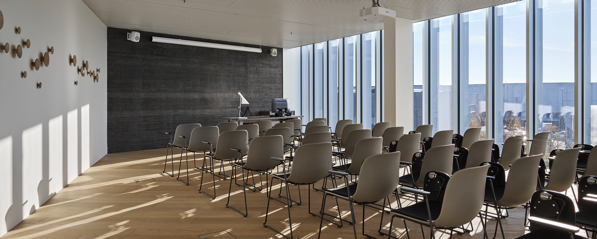 Sala riunioni con vetrata dettaglio sedute