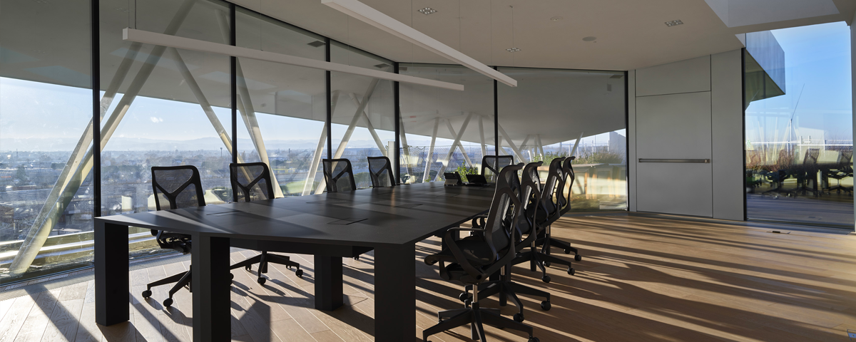 Sala riunioni con vetrata e tavolo