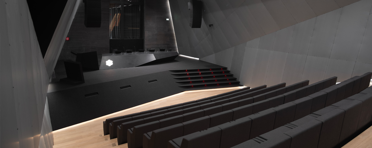 Sala assemblea vista dall'alto con dettaglio sedute