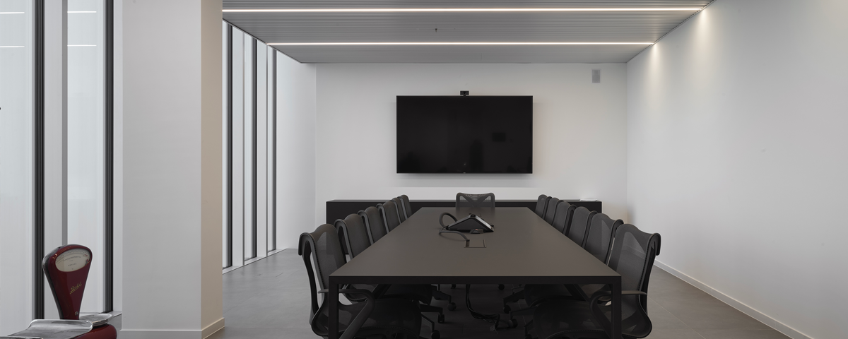 Sala riunioni generica con schermo